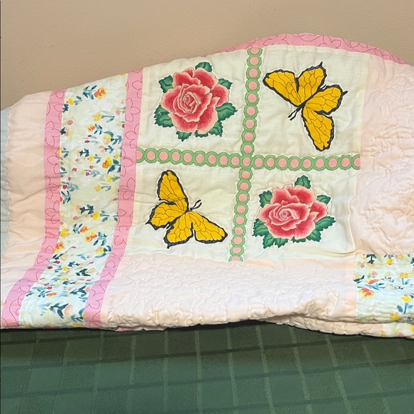 Beautiful Floral and Butterfly Quilt - Picture 11 of 11